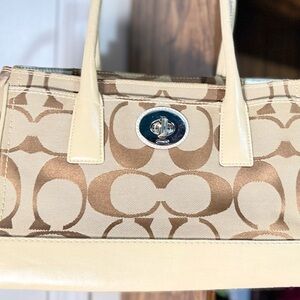 Coach M0773-11557 Hampton Madeline Shoulder Bag